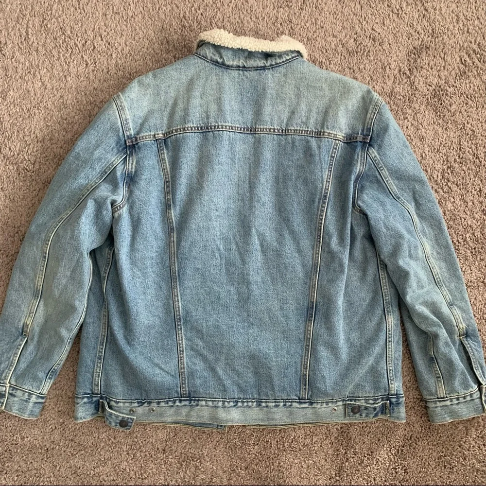 SOLD!! Levi’s Men's Denim Sherpa Lined Trucker Jacket - Picture 4 of 7